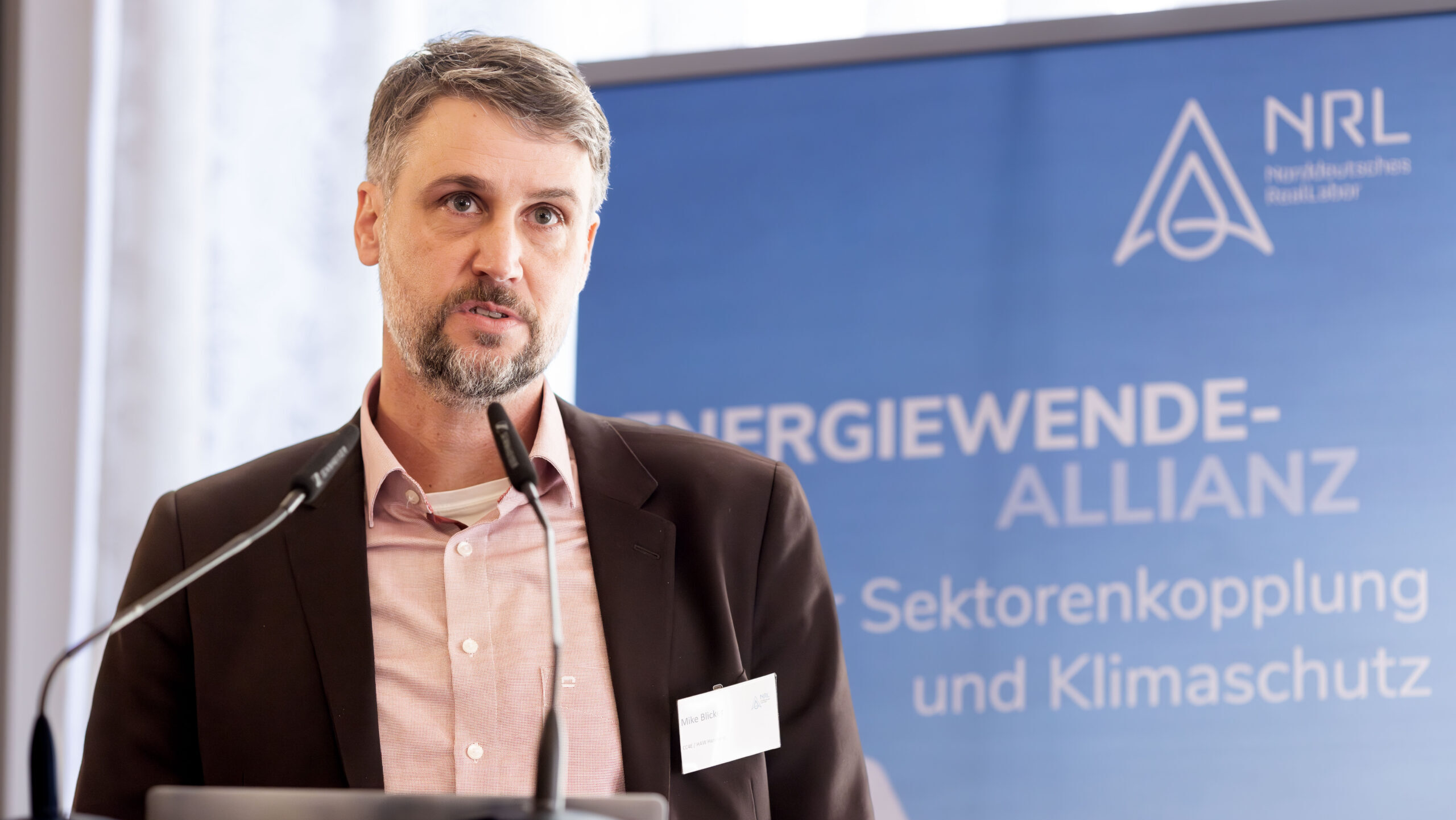 Projektkoordinator Mike Blicker zieht auf dem Konsortialtreffen des Norddeutschen Reallabors eine Zwischenbilanz für das Energiewendeprojekt. Foto: Frank Molter/NRL