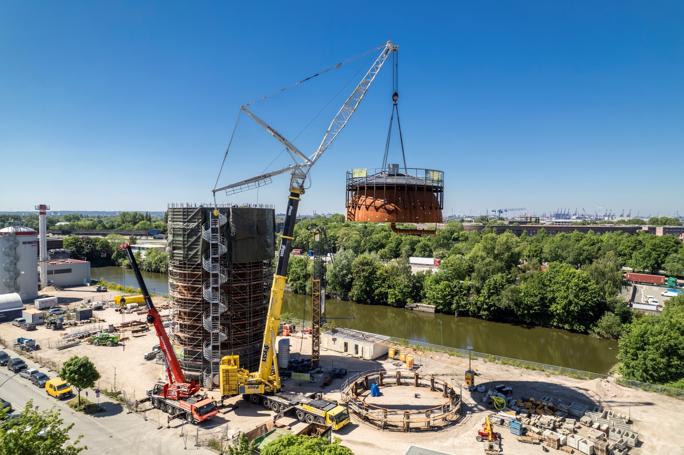 Druckwärmespeicher der Hamburger Energiewerke am Georgswerder Damm für Aurubis-Abwärme. Bild: Hamburger Energiewerke.