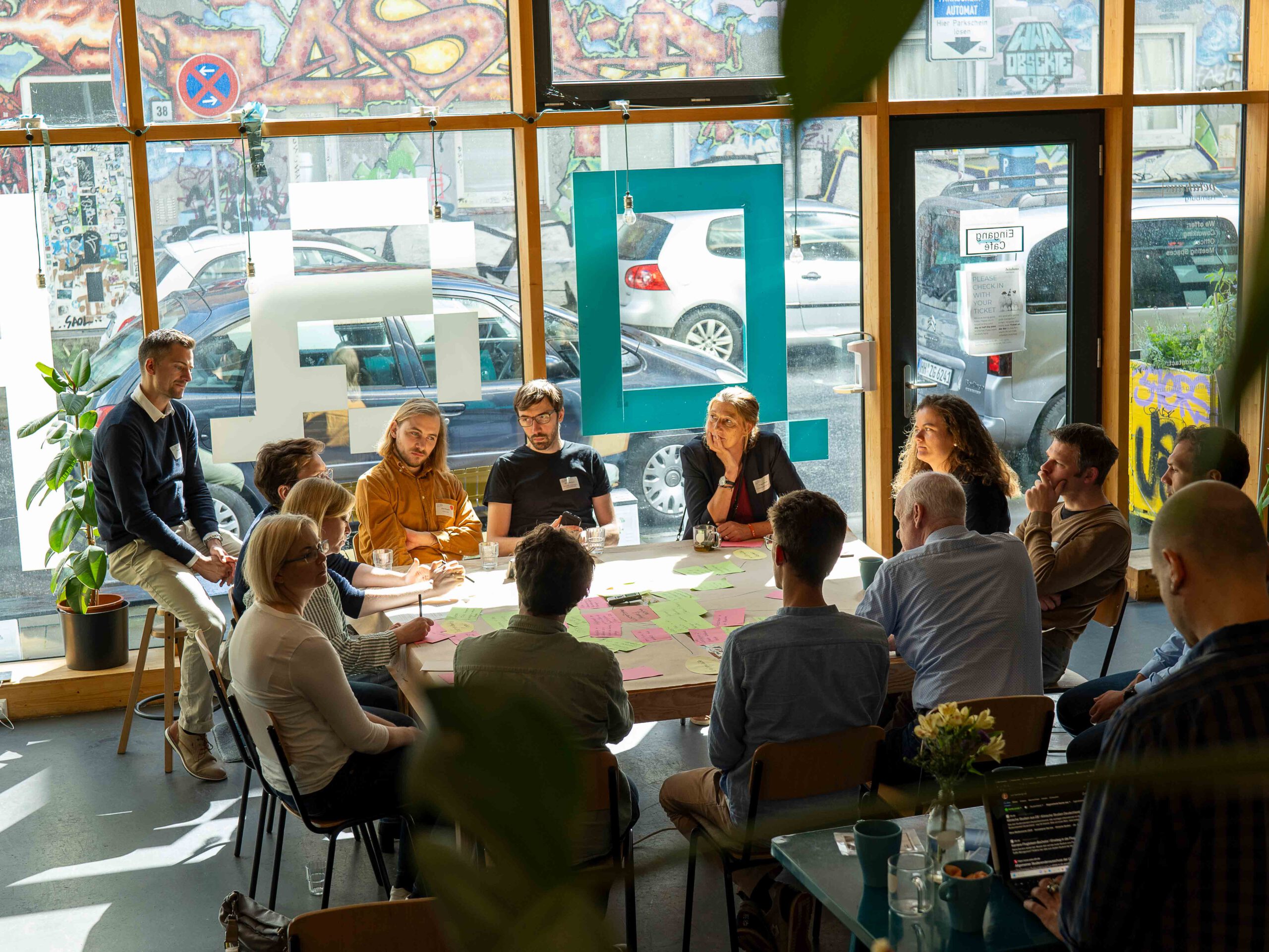 Diskussion an Thementischen zu Treibern und Hemmnissen des H2-Markthochlaufs. Foto: Louis Fraser/NRL