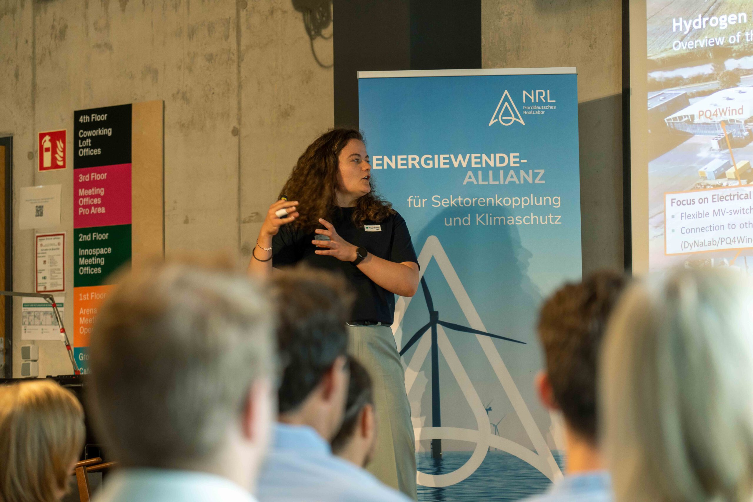 Anna Heuschmann, Fraunhofer IWES, gibt Einblicke in das Hydrogen Lab Bremerhaven. Foto: Louis Fraser/NRL