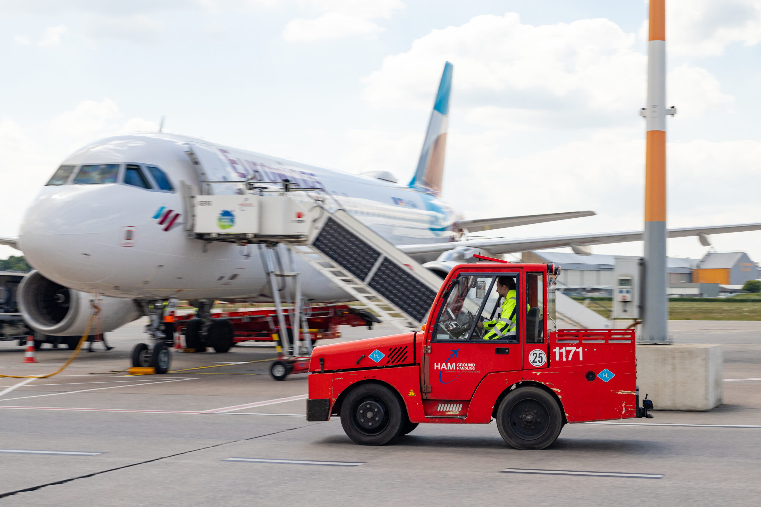 Im Testbetrieb: Erster H2-Gepäckschlepper auf dem Hamburger Flughafen. Foto: Oliver Sorg.