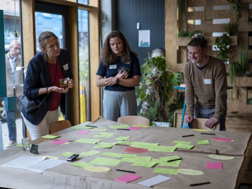 Teilnehmende der Transferworkshops im Austausch. Foto: Louis Fraser, CC4E.