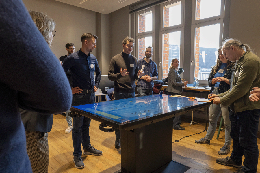 Am Wasserstofftisch wird über gerechte Verteilung diskutiert. Foto: Louis Fraser.