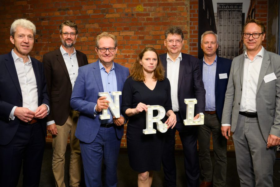 Pressebild, v.l.n.r.: Detlev Wösten, Geschäftsführung H+R Ölwerke Schindler GmbH; Mike Blicker, NRL-Projektkoordinator; Jens Kerstan, Senator für Umwelt, Klima, Energie und Agrarwirtschaft der Stadt Hamburg; Dr. Melanie Leonhard, Senatorin für Wirtschaft und Innovation der Stadt Hamburg; Reinhard Meyer, Minister für Wirtschaft, Infrastruktur, Tourismus und Arbeit des Landes Mecklenburg-Vorpommern; Matthias Boxberger, Vorstandsvorsitzender Hansewerk AG; Christian Heine, Geschäftsführer Hamburger Energiewerke GmbH, Foto: Gregor Fischer/NRL.