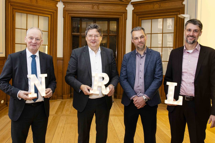 v.l.n.r.: Anselm Sprandel, Amtsleiter für Energie und Klima bei der Hamburger Umweltbehörde; Reinhard Meyer, Wirtschaftsminister Mecklenburg-Vorpommern; Henning Mümmler-Grunow, Leiter der Abteilung für Klimaschutz und Energiewende aus dem Klimaschutzministerium Schleswig-Holstein; NRL-Projektkoordinator Mike Blicker im Schweriner Schloss beim NRL-Konsortialtreffen Foto: Frank Molter/NRL