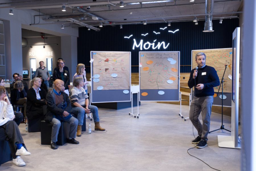 Jan Hildebrandt hält einen Vortrag. Foto: Louis Fraser.